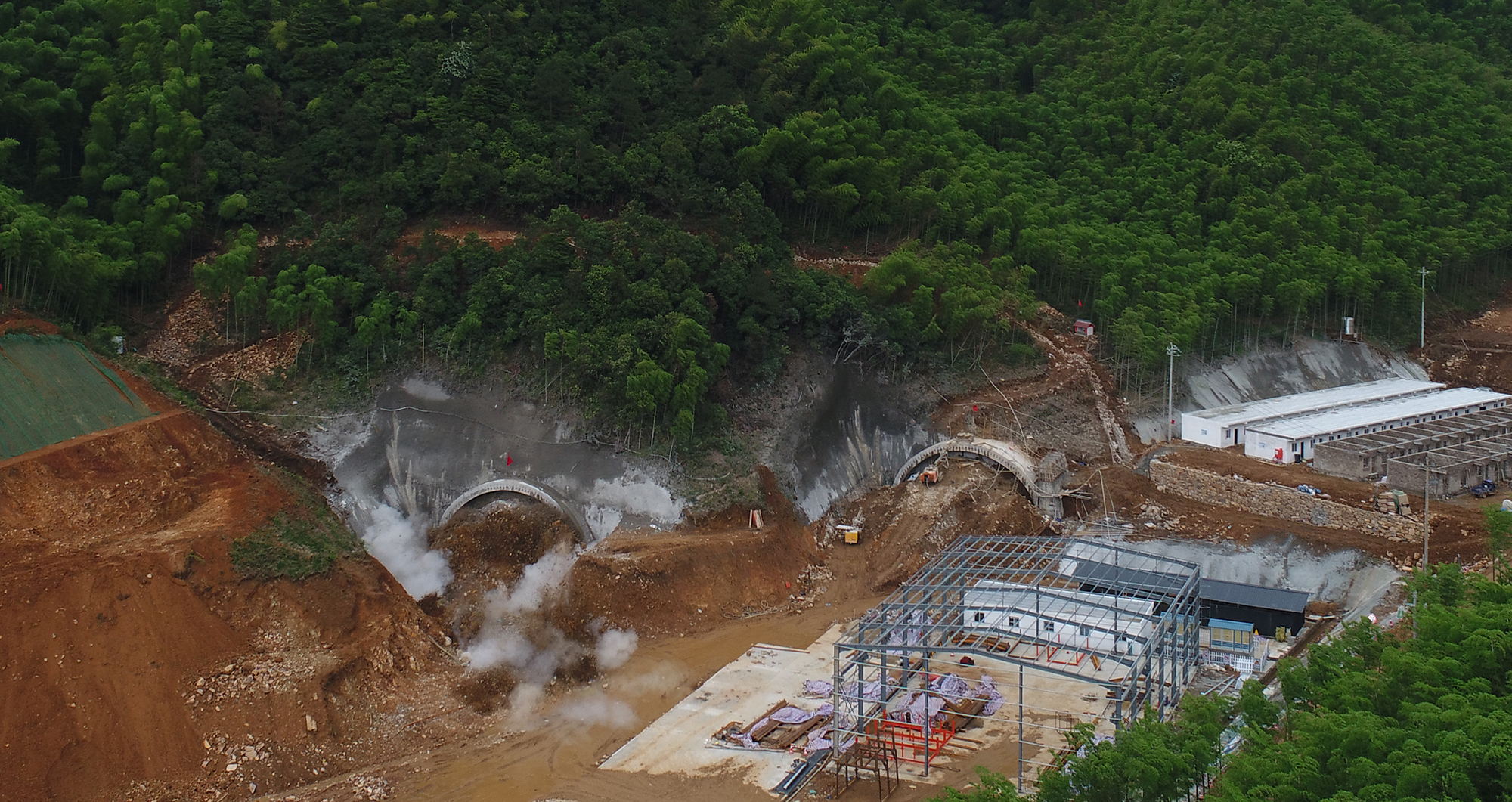 2018.05.22長城塢隧道進(jìn)口首爆成功1.JPG