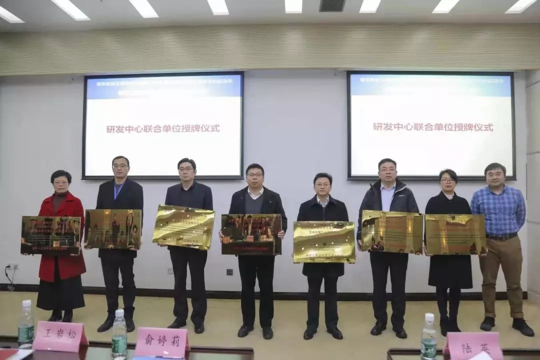 c2205a11798578539c96f728c08f8403.jpg 王總授牌1.webp.jpg