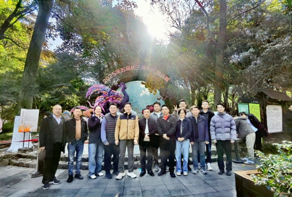 6a36f860f9b8ab6e95a463120066f660.jpg 秋游合影(1)222.jpg