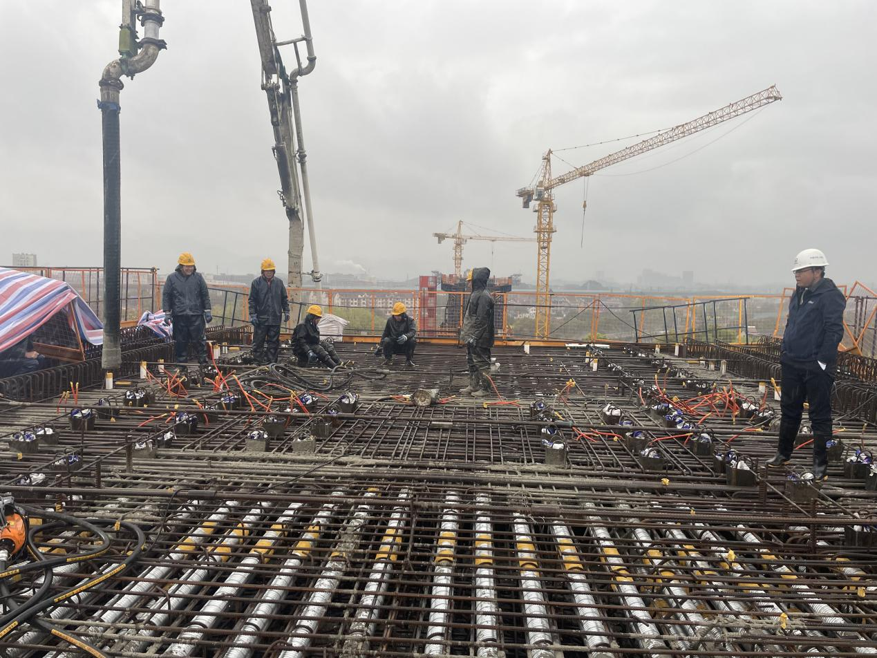 20220322跨杭黃鐵路特大橋53號墩零號塊澆筑現(xiàn)場，作業(yè)人員進(jìn)行混凝土澆筑作業(yè)（攝：周末華）2.png
